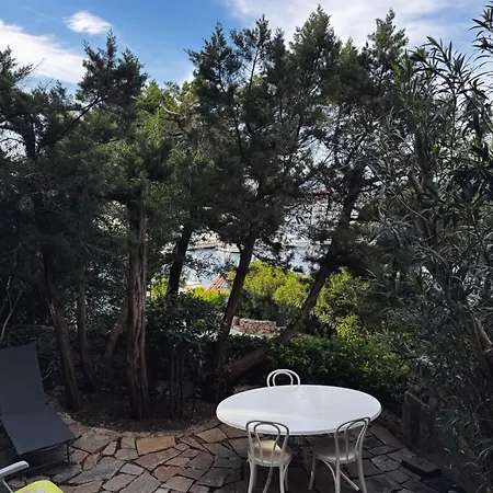 Charming Flat In With Lush Garden! Apartment *