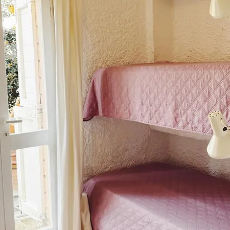 Charming Flat In With Lush Garden! Apartmán *